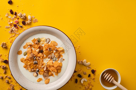 为了Muesli与酸奶合作健康早餐生活方式儿童营养早餐谷类食品饮脆的图片