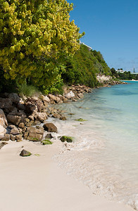 华丽的海洋长湾安提瓜岛具有自然和石头的华丽海岸及自然和石块的半白沙滩美丽图片