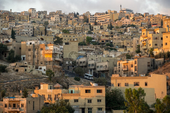 爬坡道约旦首都安曼市的空中观察约旦首都旗帜街道图片