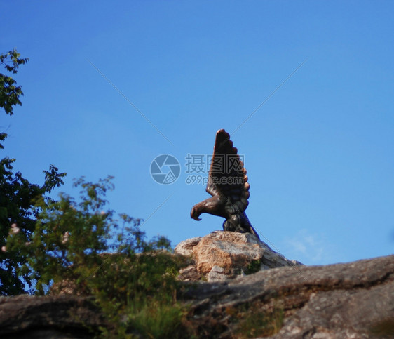 镇雕像皮亚季戈尔斯克北高加索标志地的北高加索神鹰Pyyatigorsk标志图片