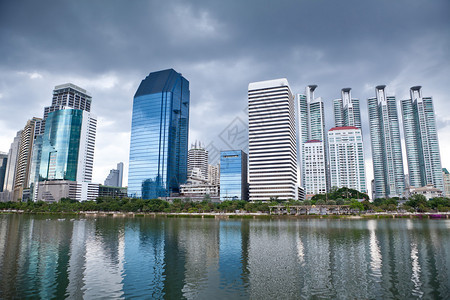 曼谷市中心黄昏时的天线照亮建筑学空图片