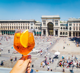 米兰的Spritzaperol饮料俯瞰大教堂广场饮料俯瞰大教堂广场喝中央意大利语图片