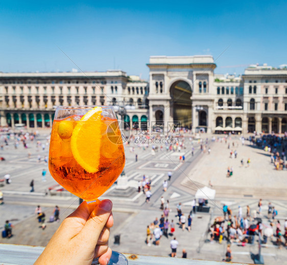 米兰的Spritzaperol饮料俯瞰大教堂广场饮料俯瞰大教堂广场喝中央意大利语图片