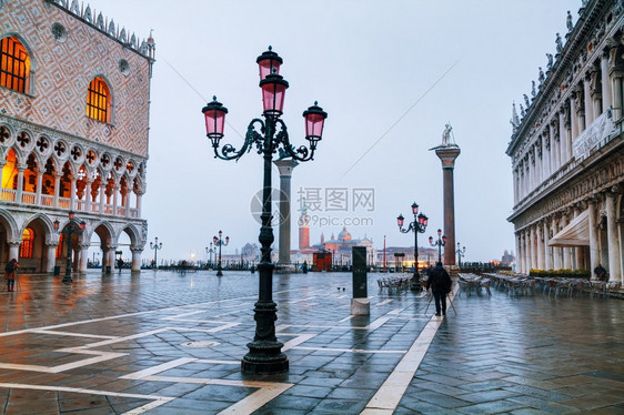 钟旅行欧洲的2015年月20日圣马可广场与游客在意大利威尼斯的VenICE1月20日意大利威尼斯Irsquos主要公共广场意大利图片