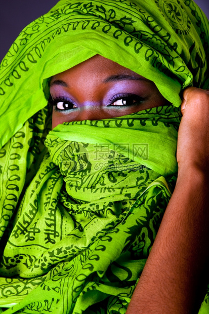 女士一个无辜的美丽年轻非裔女脸蒙住她嘴只用绿头巾和紫色化妆品露出她的眼睛孤立无助的美籍黑人女只要头饰图片