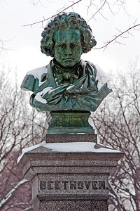 音乐家哈基又雪覆盖纽约市中央公园购物心的LudwigvanBeethoven绿色铜像音乐图片