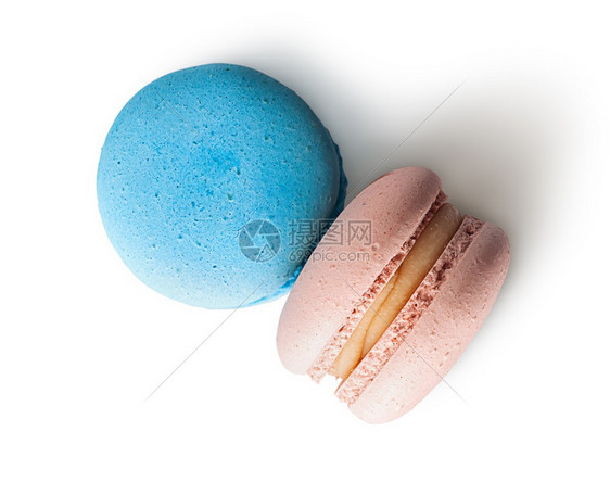 时尚美食饼干白色背景上两个马卡龙蓝蜜蜂顶部视图2个马卡龙蓝色蜜蜂顶面视图图片
