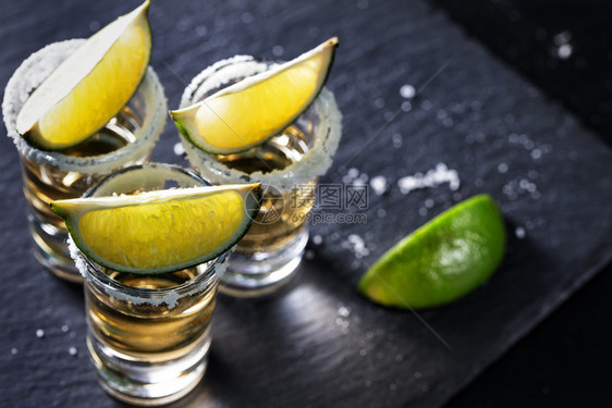新鲜黑色背景中的金墨西哥龙舌兰酒精鸡尾墨西哥传统饮料黑色背景中的金墨西哥龙舌兰酒热带传统的图片