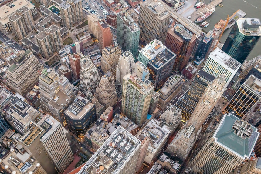 都会场景城市观美国纽约日落时曼哈顿天线的空中景象图片
