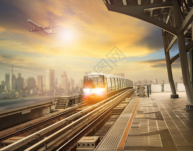 具有城市背景现代化建筑的天列车和大众运输站以城市背景为现代建筑造城市的摩天大楼图片
