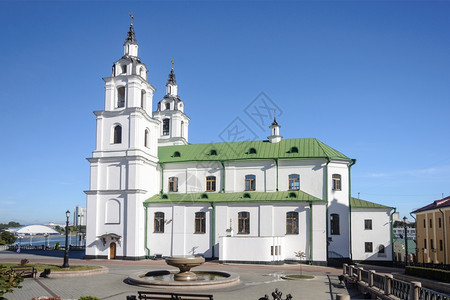 白俄罗斯明克圣灵后裔大教堂的侧面观白俄罗斯明克窗户正面统图片