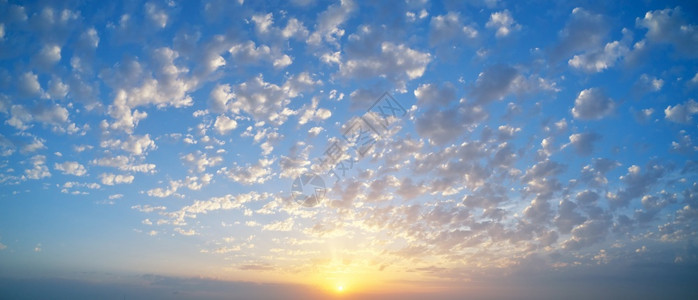 丰富多彩的晴天美丽日落时空背景的夏季全Otly构成图片