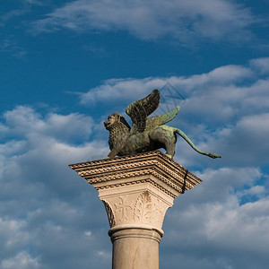 圣马克斯柯广场意大利威尼斯的青铜双狮子专栏浪漫的有翼蓝色图片