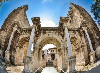 古典土耳其安塔利亚老城HadriansGate的景象拱筑城图片