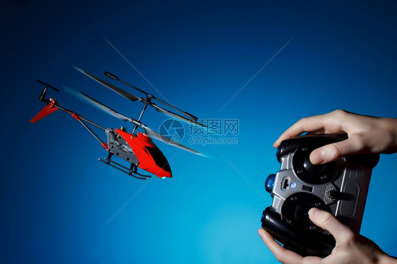 年轻的闲暇操纵杆遥控直升机的试飞行图片