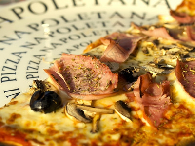 糕点近距离拍摄的Napolitana披萨聚焦中日圆切片不良文化图片