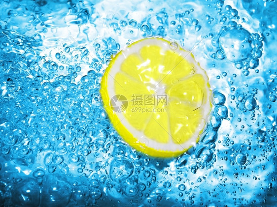 闪光水中的柠檬片酸切水果图片