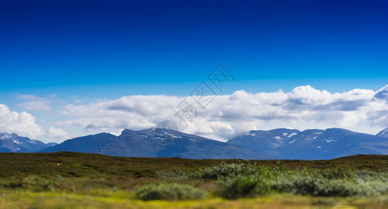 自然旅行在平原风景背的挪威山脉在平原风景背hd的挪威山脉戏剧图片