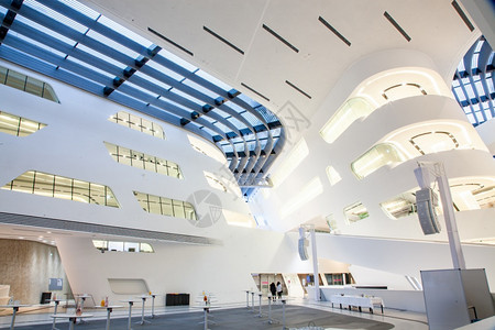 扎哈·哈迪德设计的维也纳经济大学图书馆图片