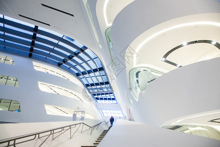扎哈·哈迪德设计的维也纳经济大学图书馆照片高清图片