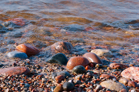 自然海有色宝石岩海岸浪和鹅卵石岩海岸浪和鹅卵石有色宝碎蓝的图片