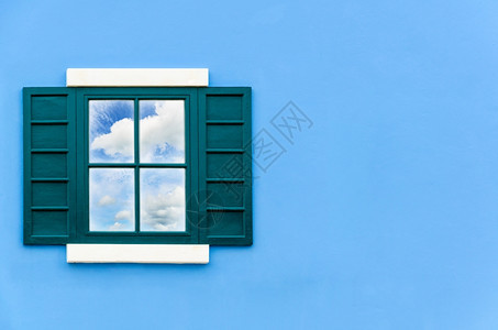 蓝色房屋墙上的窗玻璃图片