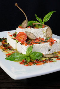 乳制品营养丰富小吃罗勒和橄榄樱桃番茄的羊乳酪片图片