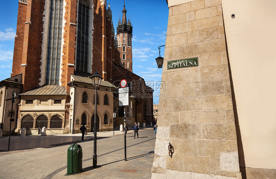 砖与波兰克拉科夫圣玛丽巴西利亚的旧市中心景象波兰克拉科夫圣玛丽巴西利卡地标著名的图片
