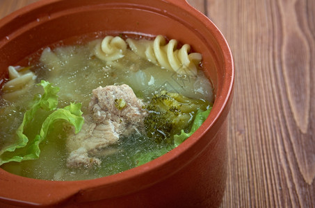 锅意大利冬汤面食花椰菜和肉因弗纳莱有机的图片