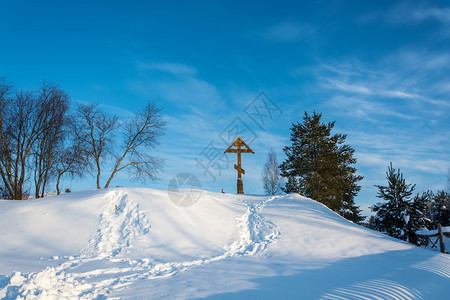 俄罗斯雅拉夫地区鲍里索格尔博斯基区Khaurovo村附近在阳光明媚的冬季寒日圣伊里纳尔霍福泉边的Poklonniy崇拜波克隆尼一图片
