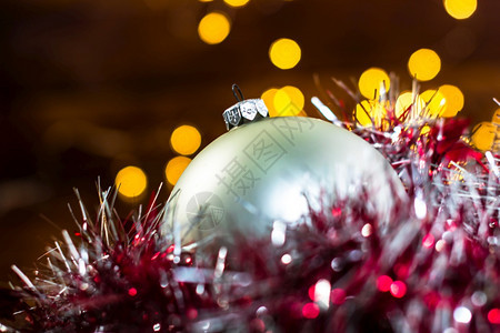 发光的树圣诞装饰品季节和首礼物图片