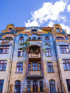 德国柏林2019年8月4日德国克罗伊茨贝格HosGeldiniz大楼外墙德国克罗伊茨贝格HosGeldiniz大楼外墙视窗人们阳图片