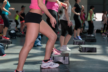 平台Gym参加职级运动的Gym参加职级运动的妇女在职级和妇女中参加体操锻炼竞技地面图片