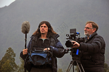 新西兰海岸的摄影机和录音记员工作新西兰白种人户外部背景图片