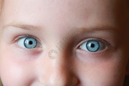 女孩39蓝色的眼睛凝视和微笑迷人的平闲暇图片