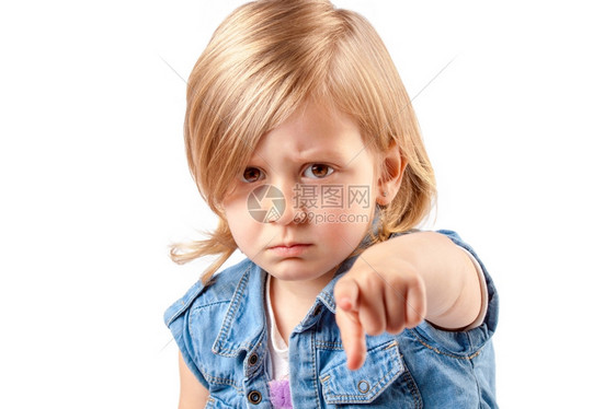 手指沮丧的冲突一个愤怒年轻女孩指着她图片