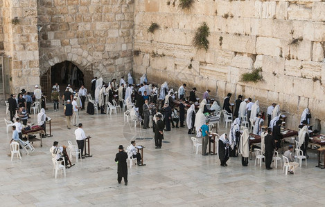 传统的耶路撒冷以色列2501年月01年月日至犹太人在耶路撒冷西墙上不同宗教人士的圣地Jerusalem的西殿墙祈祷上帝东图片