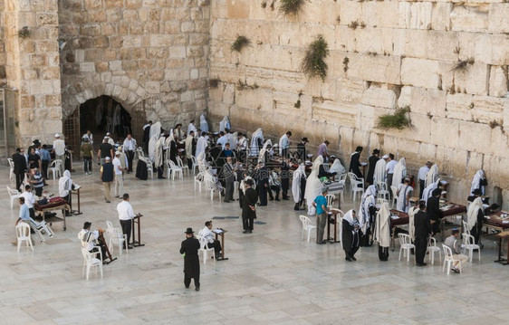 传统的耶路撒冷以色列2501年月01年月日至犹太人在耶路撒冷西墙上不同宗教人士的圣地Jerusalem的西殿墙祈祷上帝东图片