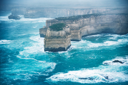 支撑一种游客在澳大利亚坎贝尔港暴风雨中直升机从空飞越大洋路图片