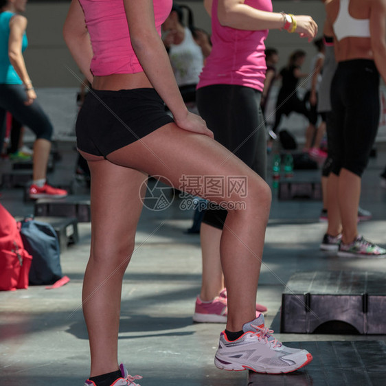 中心身体的运动员Gym女在有步级平台的班中锻炼运动图片
