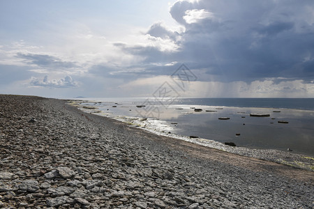 水波罗的海奥兰德岛最北端海岸线波罗多沿阳光照射图片