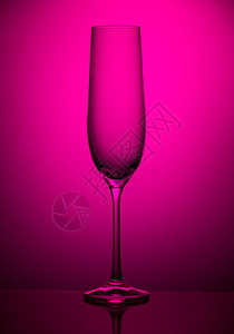 香槟酒粉色的红背景香槟杯粉红色面的香槟杯空白图片
