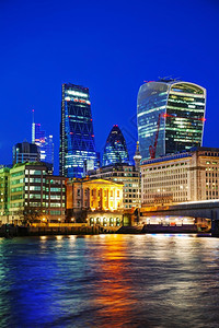 建筑学夜晚王国伦敦市金融区在夜幕下进入财务区图片