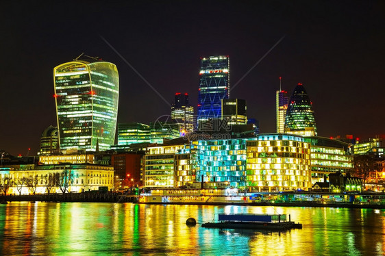 伦敦市金融区在夜幕下进入财务区堡垒著名的联合图片
