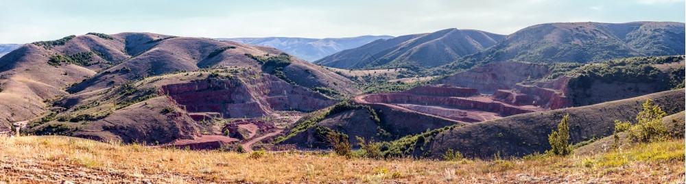 棕色的页岩粗糙露天开采稀有红大理石全景图片