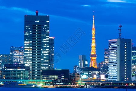 日本城市夜里东京市的塔和商务大楼天际线夜晚亚洲人背景