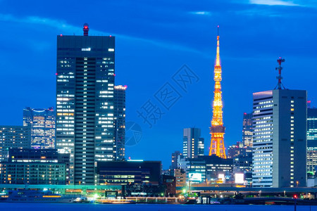 夜里东京市的塔和商务大楼天际线夜晚亚洲人图片