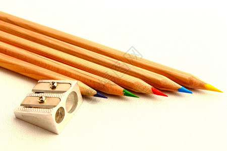 一些彩色蜡笔和卷笔刀图片
