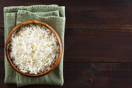 营养不含麸质在木碗中新鲜的花椰菜大米在头顶上拍了照片侧面有复制空间选择焦点关注花椰大米乡村图片