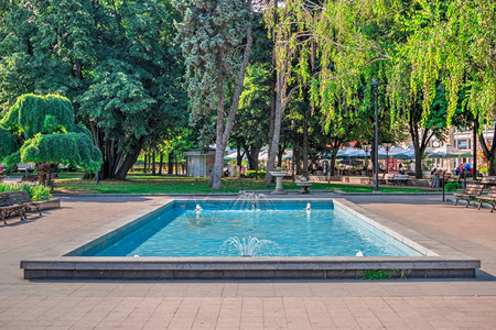 多瑙河保加利亚鲁塞072619保加利亚鲁塞市自由纪念碑附近的小喷泉阳光明媚的夏日保加利亚鲁塞市自由纪念碑附近的小喷泉艺术图片